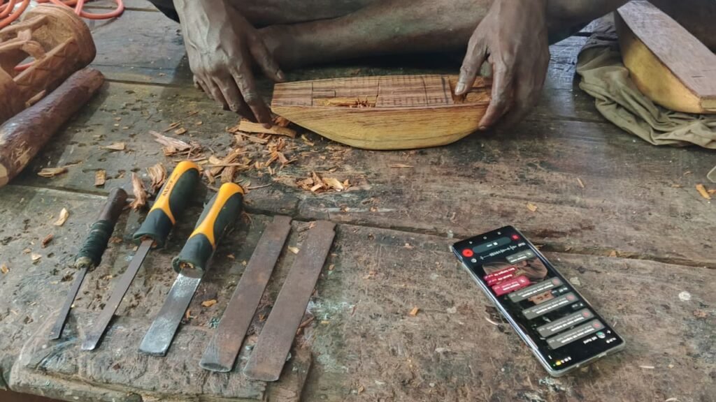 Kayu dan alat sebagai bahan untuk mengukir. (Foto: Galeri Papua/Kevin Kurni)