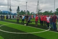Pembukaan Turnamen Habema Cup Mini Soccer ditandai dengan ditendangnya bola oleh Pangkoops TNI Habema, Mayjen Yudha Airlangga ( Foto: Galeri Papua/Kevin Kurni)