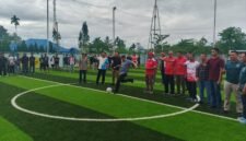 Pembukaan Turnamen Habema Cup Mini Soccer ditandai dengan ditendangnya bola oleh Pangkoops TNI Habema, Mayjen Yudha Airlangga ( Foto: Galeri Papua/Kevin Kurni)