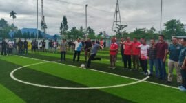 Pembukaan Turnamen Habema Cup Mini Soccer ditandai dengan ditendangnya bola oleh Pangkoops TNI Habema, Mayjen Yudha Airlangga ( Foto: Galeri Papua/Kevin Kurni)