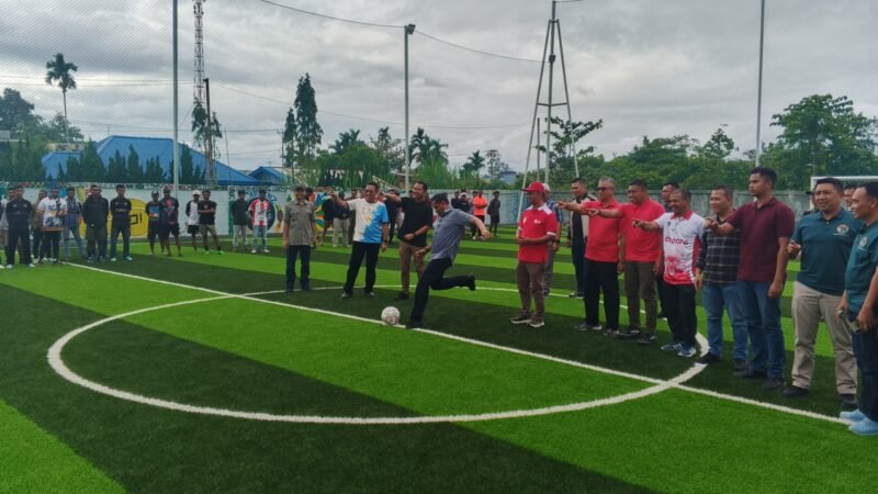 Pembukaan Turnamen Habema Cup Mini Soccer ditandai dengan ditendangnya bola oleh Pangkoops TNI Habema, Mayjen Yudha Airlangga ( Foto: Galeri Papua/Kevin Kurni)