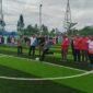 Pembukaan Turnamen Habema Cup Mini Soccer ditandai dengan ditendangnya bola oleh Pangkoops TNI Habema, Mayjen Yudha Airlangga ( Foto: Galeri Papua/Kevin Kurni)