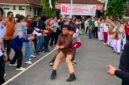 Para peserta lomba tarik tambang saling adu kekuatan di tengah kepungan penonton dalam semarak HUT RI yang pecah di halaman RSUD Mimika, Sabtu (8/8/2027). (Foto: Galeri Papua/Ahmad)