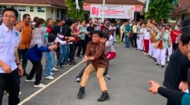 Para peserta lomba tarik tambang saling adu kekuatan di tengah kepungan penonton dalam semarak HUT RI yang pecah di halaman RSUD Mimika, Sabtu (8/8/2027). (Foto: Galeri Papua/Ahmad)