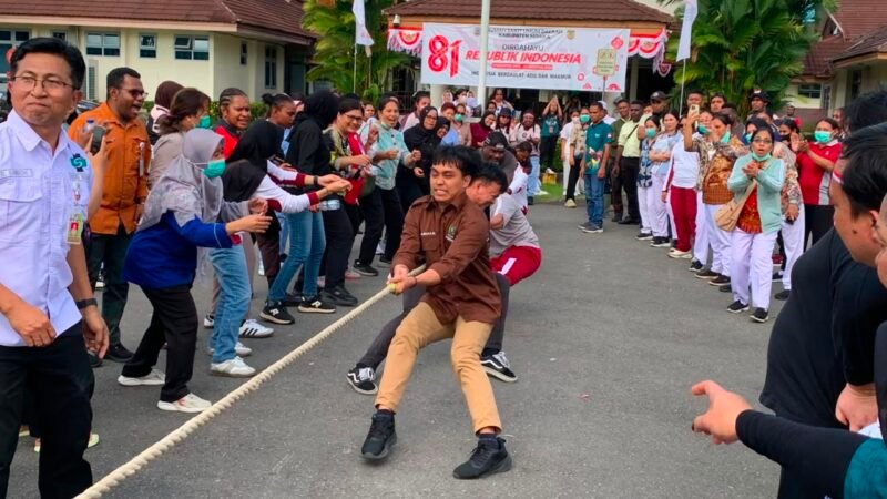 Para peserta lomba tarik tambang saling adu kekuatan di tengah kepungan penonton dalam semarak HUT RI yang pecah di halaman RSUD Mimika, Sabtu (8/8/2027). (Foto: Galeri Papua/Ahmad)