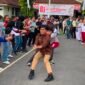 Para peserta lomba tarik tambang saling adu kekuatan di tengah kepungan penonton dalam semarak HUT RI yang pecah di halaman RSUD Mimika, Sabtu (8/8/2027). (Foto: Galeri Papua/Ahmad)