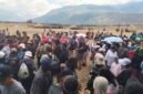 Para pengunjung Festival Budaya Lembah Baliem berkumpul mencari perlindungan akibat adanya peristiwa penembakan. (Foto: Tangkapan layar video amatir)