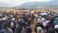 Para pengunjung Festival Budaya Lembah Baliem berkumpul mencari perlindungan akibat adanya peristiwa penembakan. (Foto: Tangkapan layar video amatir)