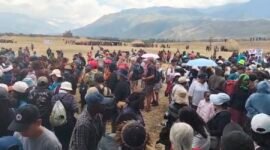 Para pengunjung Festival Budaya Lembah Baliem berkumpul mencari perlindungan akibat adanya peristiwa penembakan. (Foto: Tangkapan layar video amatir)
