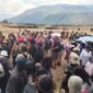 Para pengunjung Festival Budaya Lembah Baliem berkumpul mencari perlindungan akibat adanya peristiwa penembakan. (Foto: Tangkapan layar video amatir)