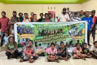 Foto bersama usai kegiatan nonton bareng dan diskusi film yang diselenggarakan LEPEMAWIL-MIMTIM di Kampung Naena Muktipura, Sabtu (8/8/2026). (Foto: Galeri Papua/Endy Langobelen)