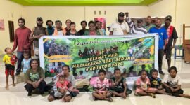 Foto bersama usai kegiatan nonton bareng dan diskusi film yang diselenggarakan LEPEMAWIL-MIMTIM di Kampung Naena Muktipura, Sabtu (8/8/2026). (Foto: Galeri Papua/Endy Langobelen)