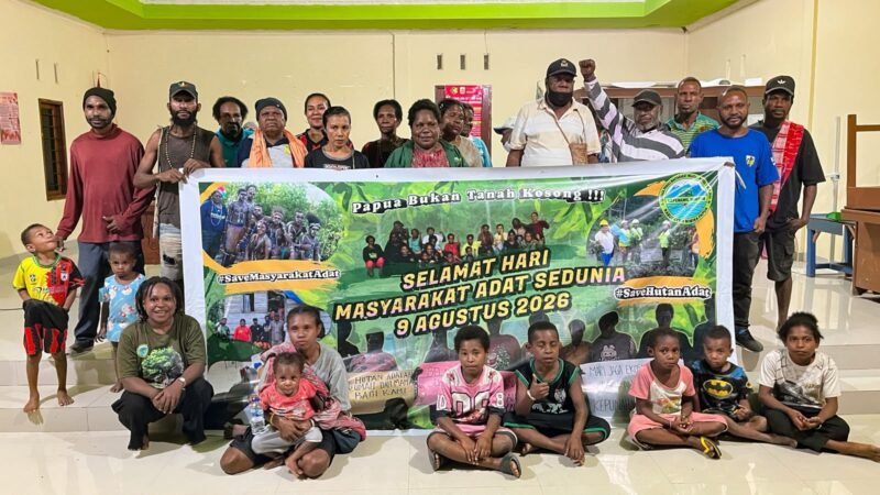 Foto bersama usai kegiatan nonton bareng dan diskusi film yang diselenggarakan LEPEMAWIL-MIMTIM di Kampung Naena Muktipura, Sabtu (8/8/2026). (Foto: Galeri Papua/Endy Langobelen)
