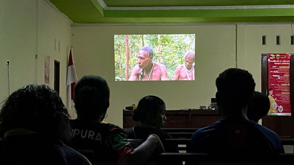 Kegiatan nonton bareng dan diskusi film yang diselenggarakan LEPEMAWIL-MIMTIM di Kampung Naena Muktipura, Sabtu (8/8/2026). (Foto: Galeri Papua/Endy Langobelen)