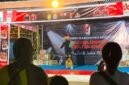 Salah satu peserta sedang tampil membawakan puisinya di hadapan dewan juri dan pengunjung di Sentra Kuliner Pasar Sentral Timika, Sabtu (8/8/2026). (Foto: Galeri Papua/Ahmad)