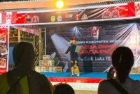 Salah satu peserta sedang tampil membawakan puisinya di hadapan dewan juri dan pengunjung di Sentra Kuliner Pasar Sentral Timika, Sabtu (8/8/2026). (Foto: Galeri Papua/Ahmad)