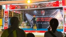 Salah satu peserta sedang tampil membawakan puisinya di hadapan dewan juri dan pengunjung di Sentra Kuliner Pasar Sentral Timika, Sabtu (8/8/2026). (Foto: Galeri Papua/Ahmad)