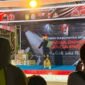 Salah satu peserta sedang tampil membawakan puisinya di hadapan dewan juri dan pengunjung di Sentra Kuliner Pasar Sentral Timika, Sabtu (8/8/2026). (Foto: Galeri Papua/Ahmad)