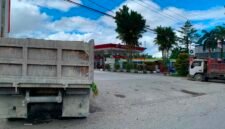 Antrian truk pada salah satu SPBU di Mimika. (Foto: Galeri Papua/Ahmad)