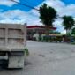 Antrian truk pada salah satu SPBU di Mimika. (Foto: Galeri Papua/Ahmad)