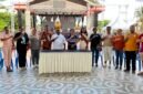 Foto bersama usai pelaksanaan konferensi pers tentang kegiatan Festival UMKM Mimika 2026 di Halaman Graha Eme Neme Yauware, Minggu (9/8/2026). (Foto: Galeri Papua/Endy Langobelen)