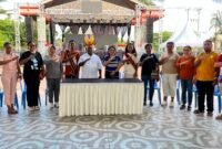 Foto bersama usai pelaksanaan konferensi pers tentang kegiatan Festival UMKM Mimika 2026 di Halaman Graha Eme Neme Yauware, Minggu (9/8/2026). (Foto: Galeri Papua/Endy Langobelen)