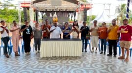 Foto bersama usai pelaksanaan konferensi pers tentang kegiatan Festival UMKM Mimika 2026 di Halaman Graha Eme Neme Yauware, Minggu (9/8/2026). (Foto: Galeri Papua/Endy Langobelen)