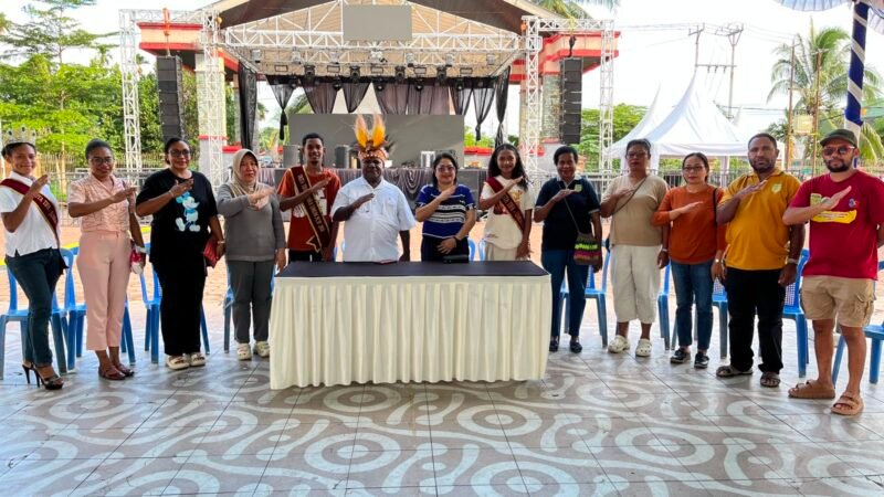 Foto bersama usai pelaksanaan konferensi pers tentang kegiatan Festival UMKM Mimika 2026 di Halaman Graha Eme Neme Yauware, Minggu (9/8/2026). (Foto: Galeri Papua/Endy Langobelen)