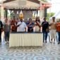 Foto bersama usai pelaksanaan konferensi pers tentang kegiatan Festival UMKM Mimika 2026 di Halaman Graha Eme Neme Yauware, Minggu (9/8/2026). (Foto: Galeri Papua/Endy Langobelen)