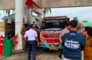 Petugas memeriksa kelengkapan dokumen kendaraan milik seorang pengemudi truk yang hendak mengisi BBM di SPBU SP2, Mimika, Papua Tengah, Senin (10/8/2026). (Foto: Galeri Papua/Ahmad)