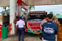 Petugas memeriksa kelengkapan dokumen kendaraan milik seorang pengemudi truk yang hendak mengisi BBM di SPBU SP2, Mimika, Papua Tengah, Senin (10/8/2026). (Foto: Galeri Papua/Ahmad)