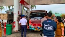Petugas memeriksa kelengkapan dokumen kendaraan milik seorang pengemudi truk yang hendak mengisi BBM di SPBU SP2, Mimika, Papua Tengah, Senin (10/8/2026). (Foto: Galeri Papua/Ahmad)