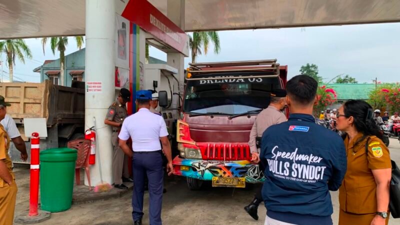 Petugas memeriksa kelengkapan dokumen kendaraan milik seorang pengemudi truk yang hendak mengisi BBM di SPBU SP2, Mimika, Papua Tengah, Senin (10/8/2026). (Foto: Galeri Papua/Ahmad)