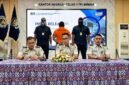 Kepala Kantor Imigrasi Kelas II TPI Mimika, Thomas Aries Munandar, memimpin konferensi pers di Aula Kantor Imigrasi Kelas II TPI Mimika, Selasa (11/8/2026). (Foto: Galeri Papua/Endy Langobelen)