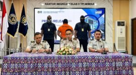 Kepala Kantor Imigrasi Kelas II TPI Mimika, Thomas Aries Munandar, memimpin konferensi pers di Aula Kantor Imigrasi Kelas II TPI Mimika, Selasa (11/8/2026). (Foto: Galeri Papua/Endy Langobelen)