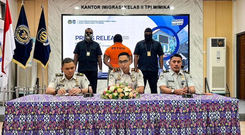 Kepala Kantor Imigrasi Kelas II TPI Mimika, Thomas Aries Munandar, memimpin konferensi pers di Aula Kantor Imigrasi Kelas II TPI Mimika, Selasa (11/8/2026). (Foto: Galeri Papua/Endy Langobelen)
