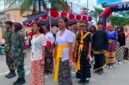 Para pesrta karnaval hendak meninggalkan titik start di Jalan Belibis, depan Graha Eme Neme Yauware, Mimika, Papua Tengah, Selasa (11/8/2026). (Foto: Ahmad)
