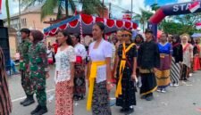 Para pesrta karnaval hendak meninggalkan titik start di Jalan Belibis, depan Graha Eme Neme Yauware, Mimika, Papua Tengah, Selasa (11/8/2026). (Foto: Ahmad)
