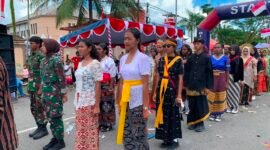 Para pesrta karnaval hendak meninggalkan titik start di Jalan Belibis, depan Graha Eme Neme Yauware, Mimika, Papua Tengah, Selasa (11/8/2026). (Foto: Ahmad)
