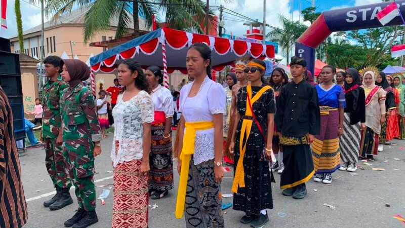 Para pesrta karnaval hendak meninggalkan titik start di Jalan Belibis, depan Graha Eme Neme Yauware, Mimika, Papua Tengah, Selasa (11/8/2026). (Foto: Ahmad)
