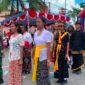 Para pesrta karnaval hendak meninggalkan titik start di Jalan Belibis, depan Graha Eme Neme Yauware, Mimika, Papua Tengah, Selasa (11/8/2026). (Foto: Ahmad)
