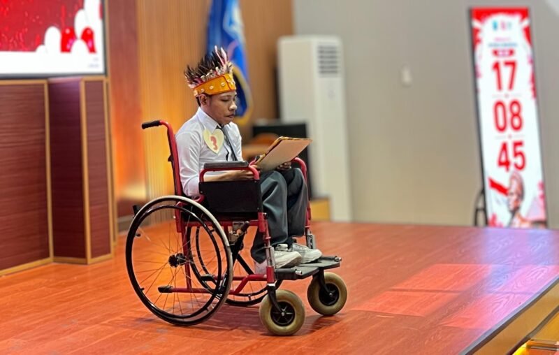 Penampilan salah satu peserta lomba puisi tingkat SDLB, SMPLB, dan SMALB se-Provinsi Papua Tengah yang dilaksanakan di Aula Dinas Pendidikan dan Kebudayaan, Rabu (12/08/26). (Foto: Dok. Humas Dinas Pendidikan dan Kebudayaan Provinsi Papua Tengah)