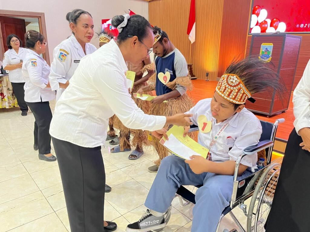 Plt Kepala Dinas Pendidikan dan Kebudayaan Papua Tengah, Nur Haidah, menyerahkan hadiah kepada para pemenang lomba puisi tingkat SDLB, SMPLB, dan SMALB se-Provinsi Papua Tengah di Aula Dinas Pendidikan dan Kebudayaan, Rabu (12/08/26). (Foto: Dok. Humas Dinas Pendidikan dan Kebudayaan Provinsi Papua Tengah)