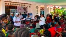 Potret pelayanan Pojok Nongkrong di halaman Kantor Distrik Kuala Kencana, Mimika, Papua Tengah, Rabu (12/8/2026). (Foto: Galeri Papua/Ahmad)