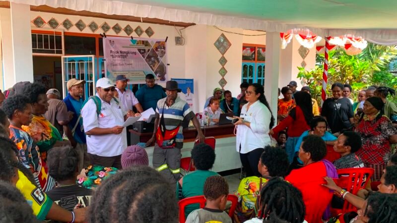 Potret pelayanan Pojok Nongkrong di halaman Kantor Distrik Kuala Kencana, Mimika, Papua Tengah, Rabu (12/8/2026). (Foto: Galeri Papua/Ahmad)