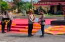Kepolda Brigjen Pol Jermias Rontini menyerahkan penghargaan kepada Kapolres Mimika di Mako Brimob Batalyon B Pelopor Sat Brimob Polda Papua Tengah, Rabu (12/8/2026). (Foto: Galeri Papua/Ahmad)