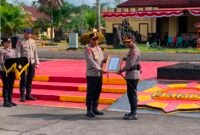 Kepolda Brigjen Pol Jermias Rontini menyerahkan penghargaan kepada Kapolres Mimika di Mako Brimob Batalyon B Pelopor Sat Brimob Polda Papua Tengah, Rabu (12/8/2026). (Foto: Galeri Papua/Ahmad)