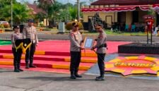 Kepolda Brigjen Pol Jermias Rontini menyerahkan penghargaan kepada Kapolres Mimika di Mako Brimob Batalyon B Pelopor Sat Brimob Polda Papua Tengah, Rabu (12/8/2026). (Foto: Galeri Papua/Ahmad)