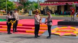 Kepolda Brigjen Pol Jermias Rontini menyerahkan penghargaan kepada Kapolres Mimika di Mako Brimob Batalyon B Pelopor Sat Brimob Polda Papua Tengah, Rabu (12/8/2026). (Foto: Galeri Papua/Ahmad)