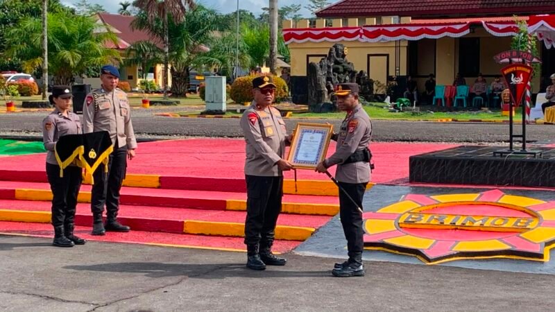 Kepolda Brigjen Pol Jermias Rontini menyerahkan penghargaan kepada Kapolres Mimika di Mako Brimob Batalyon B Pelopor Sat Brimob Polda Papua Tengah, Rabu (12/8/2026). (Foto: Galeri Papua/Ahmad)